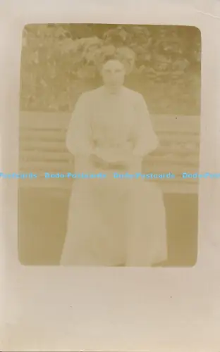 R055506 Alte AK Frau liest ein Buch