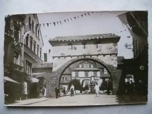 Foto-AK Meerane Stadttor im Festschmuck Löwen-Apotheke Heimatfest 1930?