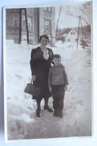 Foto-AK Kratzau Nordböhmen Mutter und Sohn vor Haus 1938