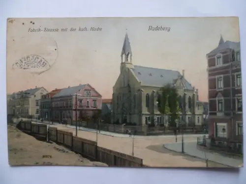 AK Radeberg Fabrikstraße mit kath. Kirche