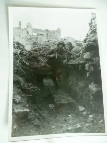 2 große Orig.Fotos II.WK Wehrmacht in Ruinen von Kloster Swanka Nordrussland