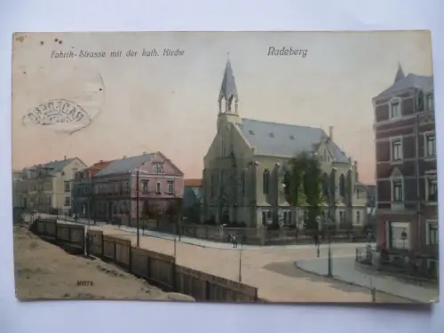 AK Radeberg Fabrikstraße mit kath. Kirche