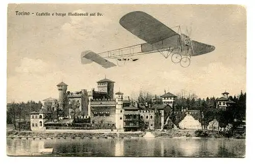 Turin mittelalterliches Schloss und Dorf am Po - Postkarte mit Flugzeug