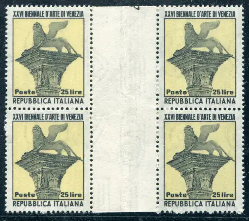 Biennale Venedig Viererblock in der Mitte durch Zwischenraum getrennt