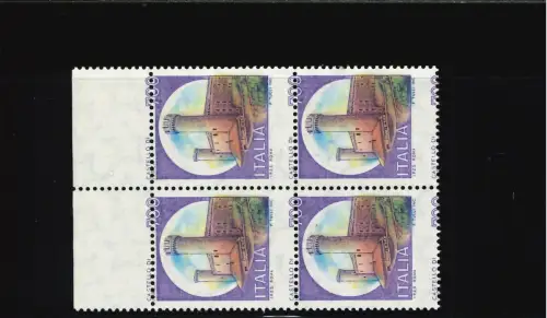 SCHLÖSSER 700 L. STARK VERSCHOBENE HORIZONTALE VERZAHNUNG IN VIERTELOBERKANTE