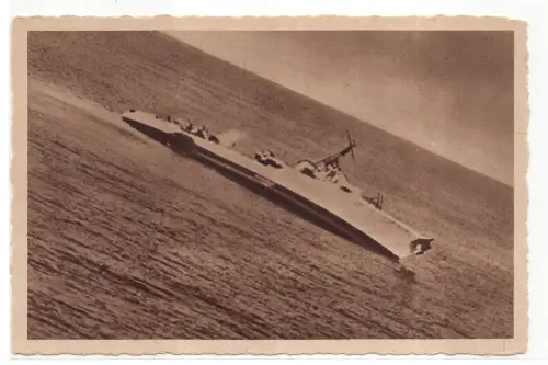 Feindliches Schiff von italienischen Torpedos getroffen - Postkarte