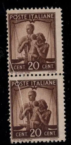 DEMOCRATICA 20 C. Paar mit Papierfalten