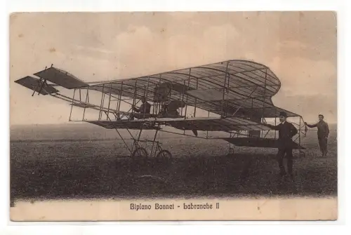 Doppeldecker Motorhaube Flugzeug im Vordergrund