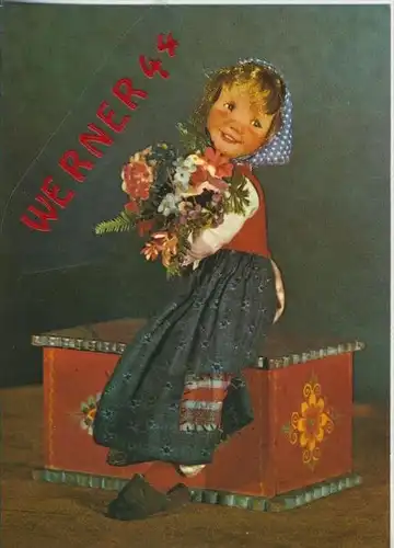 Einöde bei Villach v. 1972  Puppen-Mädchen in Tracht mit Blumen  --  siehe Foto !!  (30537)