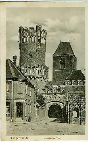 Tangermünde.v.1924.Neustä dter  Tor mit Geschäft (18501)