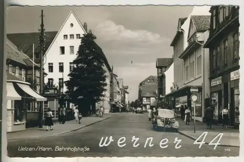 Uelzen v.1962  Die Bahnhofstrasse mit Geschäfte und altem PKW  (4754)
