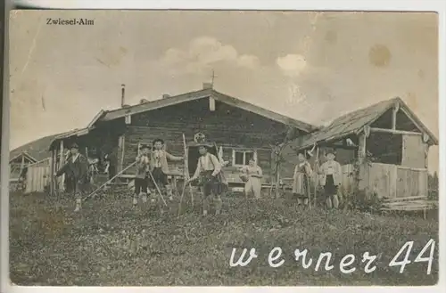 Bad Tölz v. 1909 Die Zwiesel Alm mit Familie und Gäste  (24639)