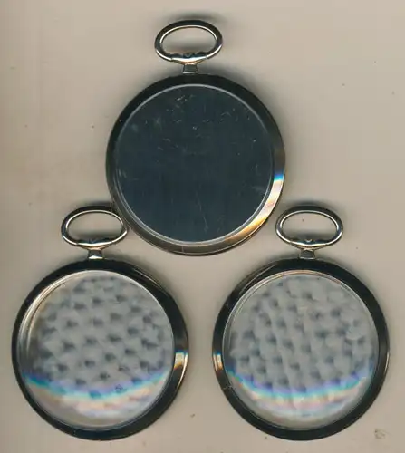 1 Kiste von Montres Soignees und 3 Nagelneue leere Uhrengehäuse   (1)