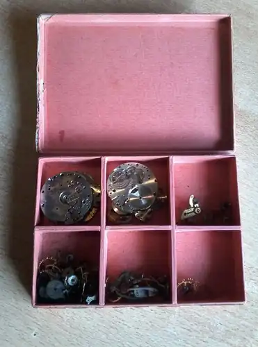 Le Locle / Schweiz v. 1929  Kiste Doxa mit Uhrenkleinteile    (2)