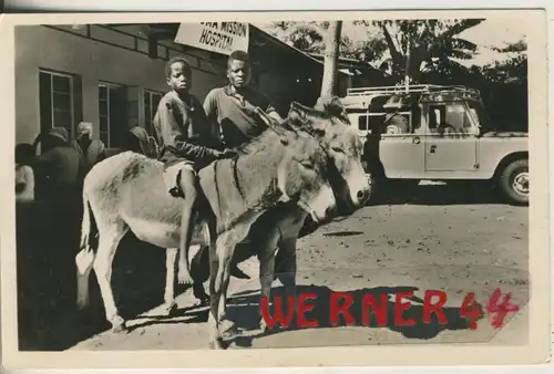 Mbuma v. 1964  2 Afrikaner auf Eseln vor dem Krankenhaus  (49333)