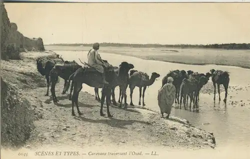 Scenes et Tpyes v. 1922  Caravanne traversant Ì`Oued  (53717)