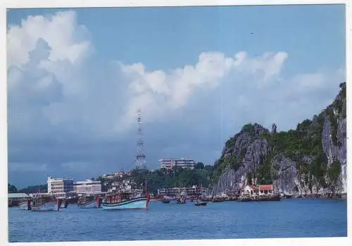 [Ansichtskarte] VIETNAM - Ha Long Bay - By the foot of Bai Tho mountain. 