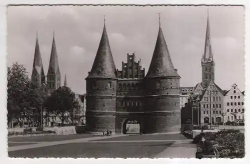 [Ansichtskarte] GERMANY -  Lübeck - Holstentor mit St. Marien und Petrikirche. 