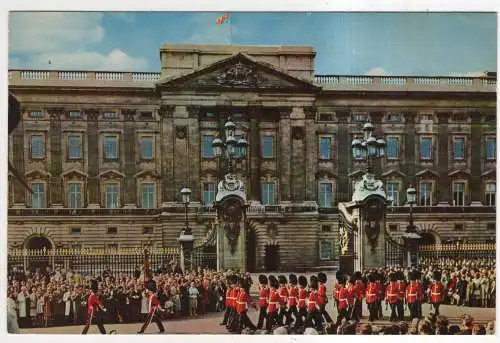 [Ansichtskarte] ENGLAND - London - Queen's Guards leaving Buckingham Palace. 