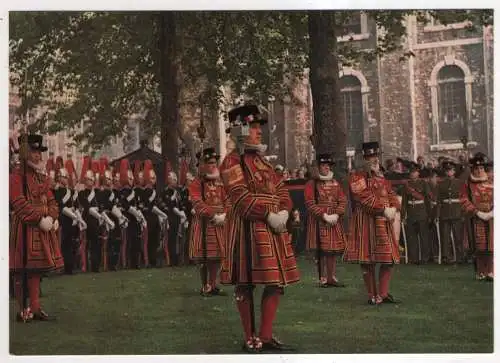 [Ansichtskarte] ENGLAND - London - Tower of London - Yeoman Warders on parade at the Installation of a Constable. 