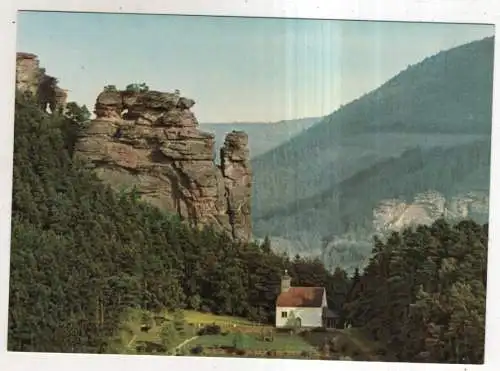 [Ansichtskarte] GERMANY - Dahn / Pfalz - Blick auf Hochstein, St. Michaelskapelle u. Ehrenfriedhof. 
