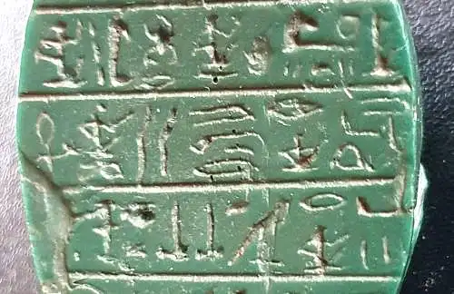 Antiker ägyptischer Skarabäus mit Hieroglyphen auf der Rückseite