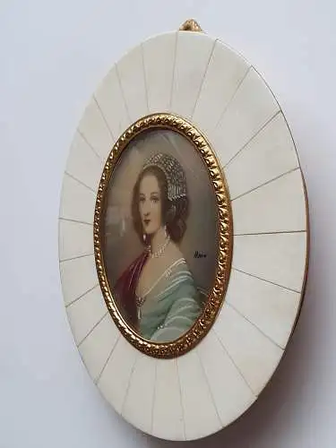 Miniaturmalerei einer edlen Damen gerahmt (Perlmutt oder Elfenbein) 1743