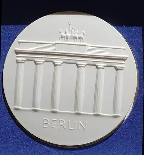 KPM Medaille Brandenburger Tor aus Bisquite Porzellan