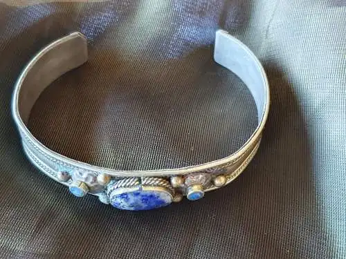 Wunderschöner, antiker Armreif mit Lapislazuli