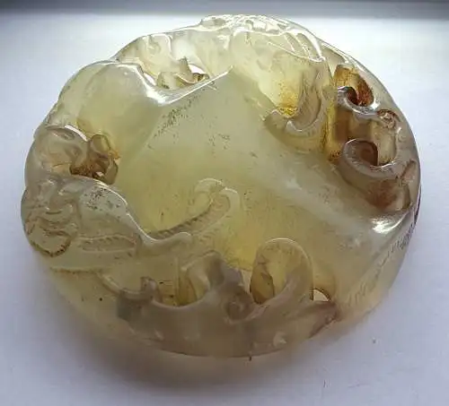 Helles Jade Medaillon / Amulett mit Darstellung einer Amphore und Phönixen 