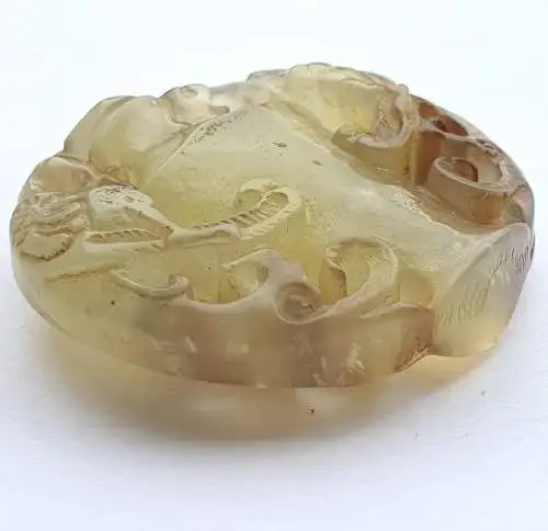 Helles Jade Medaillon / Amulett mit Darstellung einer Amphore und Phönixen 