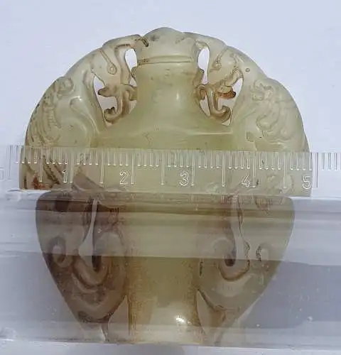 Helles Jade Medaillon / Amulett mit Darstellung einer Amphore und Phönixen 