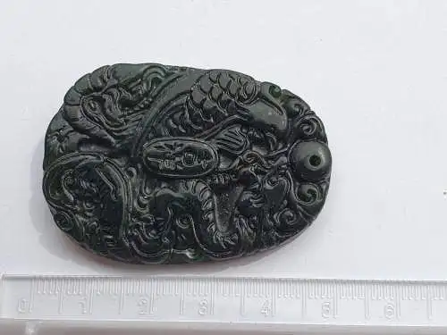 Jade Medaillon / Amulett Grün mit Phönix und Drache