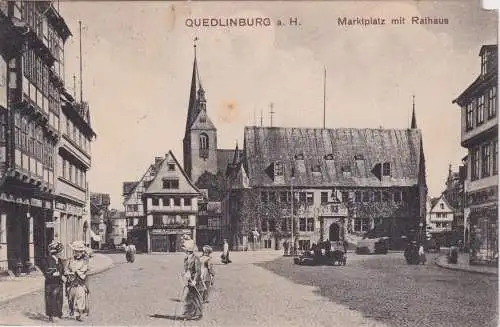 [Echtfotokarte schwarz/weiß] Quedlinburg a. H. - Marktplatz mit Rathaus. 