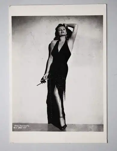 [Echtfotokarte schwarz/weiß] Vorderseite Text: : Rita Hayworth – © y – 8066 - 237
Rückseite Text: Rita Hayworth, 1952 /  Photograph by Robert Coburn – © Robert Coburn/The Kobal Collection – © Fotofolio, Box 661 Canal Sta., N.Y., NY 10013...