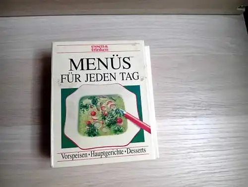 nicht angegeben: Menüs für jeden Tag
Vorspeisen, Hauptgerichte, Desserts. 