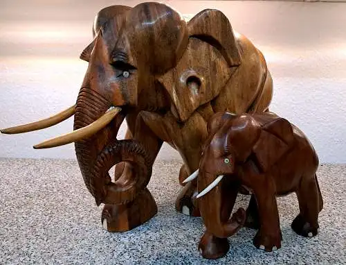 2 Dekoelefanten aus Holz (evtl. Teak)