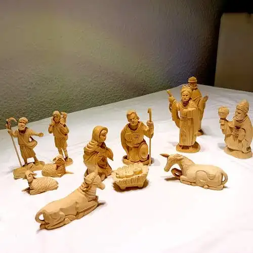 handgeschnitztes Krippenset