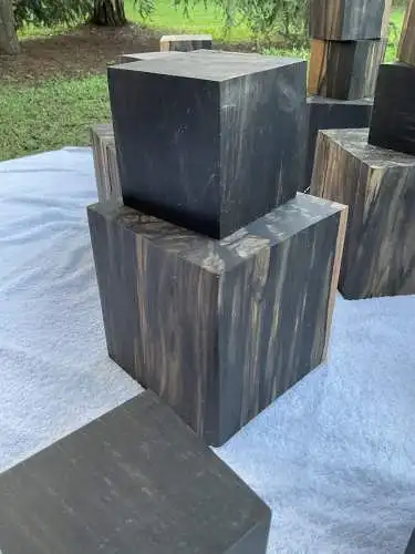 Patchwork aus Ebenholz-Würfeln / Patchwork of Ebony Wood Cubes