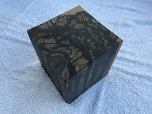 Patchwork aus Ebenholz-Würfeln / Patchwork of Ebony Wood Cubes