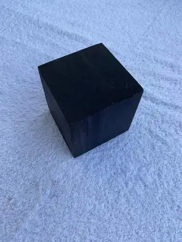 Patchwork aus Ebenholz-Würfeln / Patchwork of Ebony Cubes