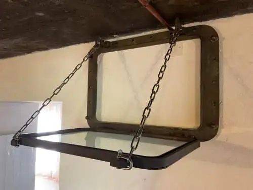 Bullauge-Regal aus Bronze / Bronze warship porthole shelf