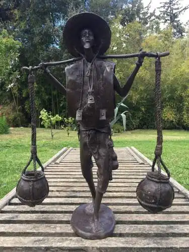 Bronzeskulptur eines Wasserträgers – Burkina Faso / Bronze Water Carrier Sculpture – Burkina Faso