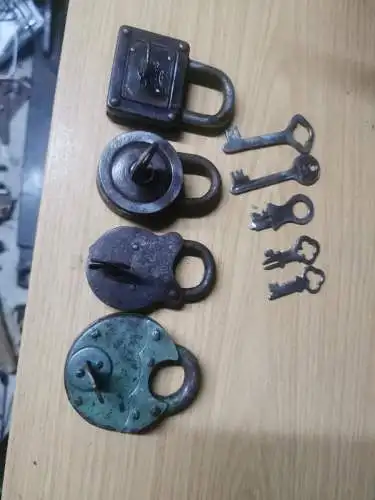 Antike vorhängeschlösser  div flachschlüssel