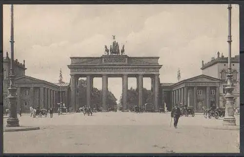 [Ansichtskarte] AK Berlin, 18 Stück, ca. Jahrhundetwende teilweise Litho, teilweise schwarz weiss Foto.
Zustand gut, siehe Bilder. 