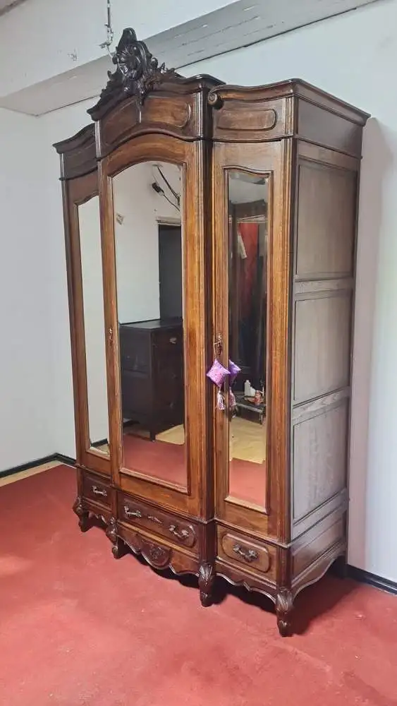Kleiderschrank Schlafzimmerschrank  Schnitzereien Antik ca. 19 Jh. 0