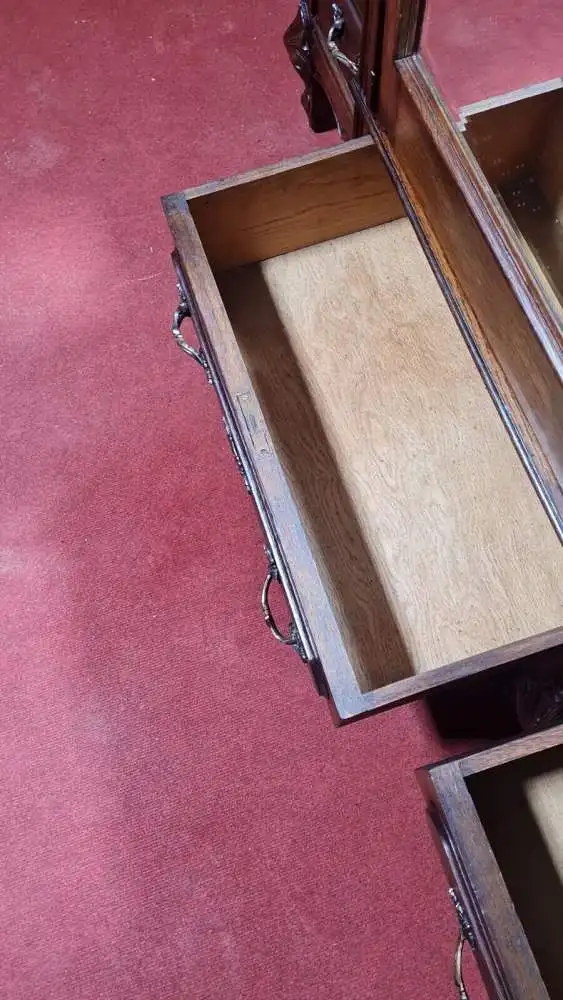 Kleiderschrank Schlafzimmerschrank  Schnitzereien Antik ca. 19 Jh. 10