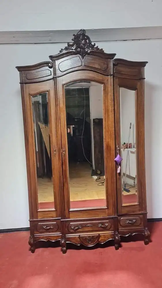 Kleiderschrank Schlafzimmerschrank  Schnitzereien Antik ca. 19 Jh. 18