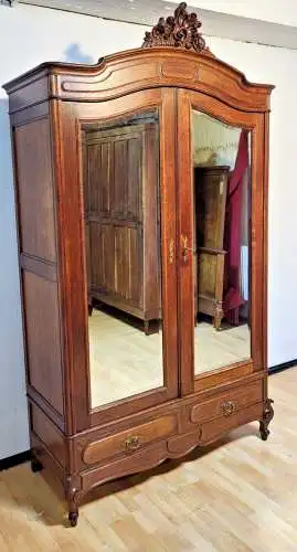 Antik Kleiderschrank Frankreich  Schlafzimmer  Schnitzereien ca. 19 Jh.