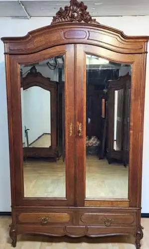 Antik Kleiderschrank Frankreich  Schlafzimmer  Schnitzereien ca. 19 Jh.